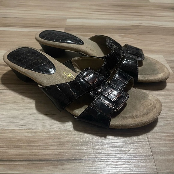 Soft Style brown crocodile print sandals size 8.5 - Picture 1 of 7